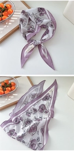 Detail eines Halstuchs aus 100% Baumwolle mit eleganten lila Rosenblütenmustern