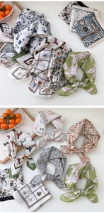 Détail de foulards carrés en coton aux motifs floraux et à carreaux variés