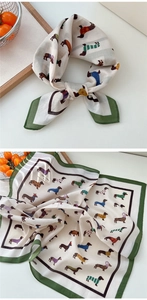 Détail d'un foulard carré en coton avec illustrations de teckel et bordures vert foncé