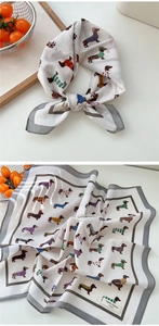 Détail d'un foulard carré en 100 % coton avec imprimés de teckels mignons et bordure grise