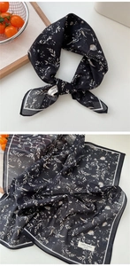 Détail d'un foulard 100% coton à motif floral montrant la texture du tissu respirant