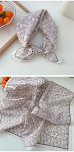 Détail d'un foulard en coton fleuri montrant la texture douce et le motif vintage