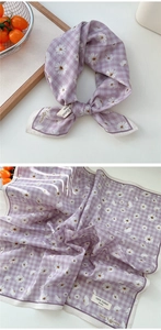 Détail d'un foulard en coton violet à carreaux avec motif de petites marguerites