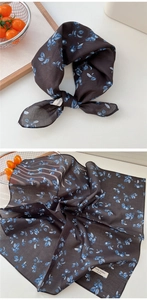 Détail de l'étiquette 100% coton sur le foulard carré bleu à motif de baies fleuries