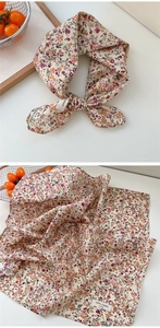 Détail d'un bandana 100% coton à fleurs montrant la texture fine du tissu et le nœud