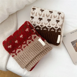 Narrow knit scarf set with geometric jacquard patterns in burgundy and beige colors
