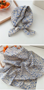 Détail d'une écharpe en coton à motif fleuri gris-bleu avec texture de tissu sergé