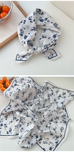 Détail de la texture 100% coton et du motif floral vintage du foulard carré souple