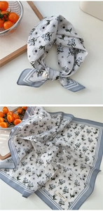Détails de l'écharpe carrée en coton à fleurs avec bordure rayée et texture douce