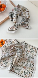 Détail macro du foulard en coton respirant avec imprimé floral et texture douce