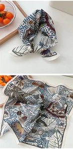 Détail d'un foulard carré en coton doux avec illustration rétro et étiquette