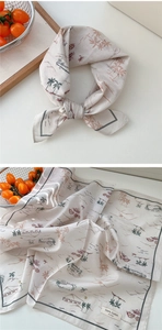 Détail du foulard carré en coton avec imprimés tropicaux de palmiers et de désert