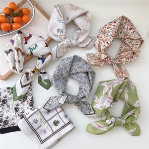 Foulard carré respirant en pur coton avec divers imprimés nature et motifs floraux