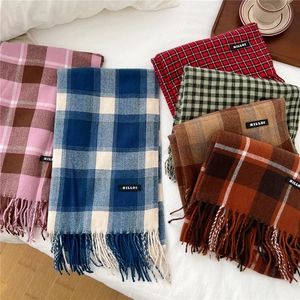 Klassische karierte Schals mit Fransen in sechs eleganten Farben für den Winter