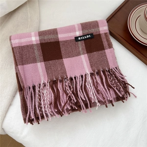 Detailansicht eines karierten Schals in Rosa und Braun mit Fransen und HILLDI-Label