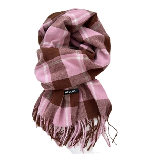 Klassischer rosa-braun karierter Strickschal mit Fransen und gewebtem Etikett