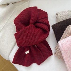 Sciarpa in maglia misto lana bordeaux di alta qualità con una texture morbida e calda