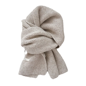 Sciarpa minimalista in maglia misto lana beige con spessa trama a coste ed etichetta