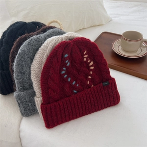 Warme Damen Strickmützen für den Winter in fünf Farben mit weichem Ohrenschutz