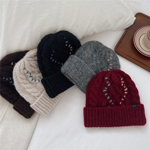 Schicke Zopfstrick-Beanie-Mützen für Damen in fünf Farben mit warmem Ohrenschutz