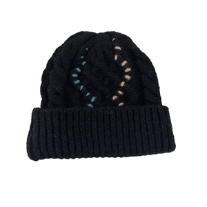Schwarze Strickmütze für Damen mit bunten Wellenstickereien und breitem Rippstrickrand
