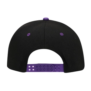 Cappellino snapback bicolore nero e viola con chiusura regolabile e occhielli ricamati