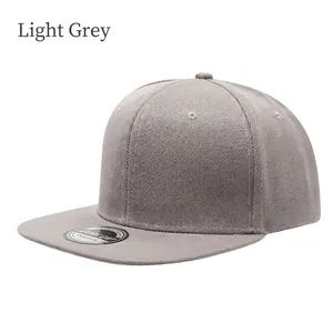 Klassische hellgraue 6-Panel Flat-Brim Snapback Baseballkappe mit Sport-Aufkleber