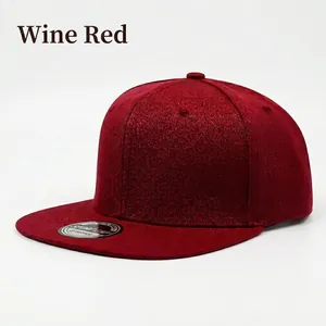 Klassische weinrote 6-Panel Snapback Cap mit flachem Schirm und Twill-Stoffstruktur
