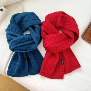 Détail de l'écharpe 100 % laine avec maille torsadée en rouge et bleu marine