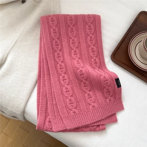 Détail de l'écharpe en tricot rose 100 % laine avec texture de maille haut de gamme