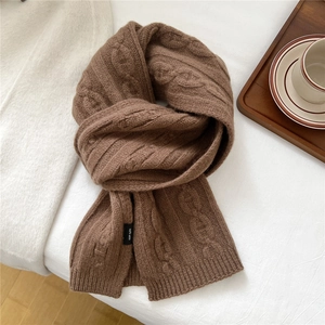 Détail de l'écharpe en laine marron avec maille torsadée et étiquette 100% laine