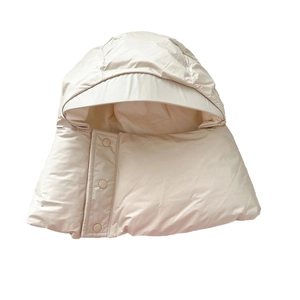 Chapeau d'hiver rembourré crème coupe-vent avec écharpe intégrée et boutons-pression