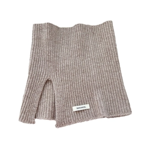 Scaldacollo in maglia 100% lana a tinta unita con spacco laterale per l'inverno