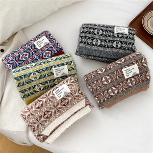 Écharpes en maille jacquard aux couleurs variées avec étiquettes de marque tissées