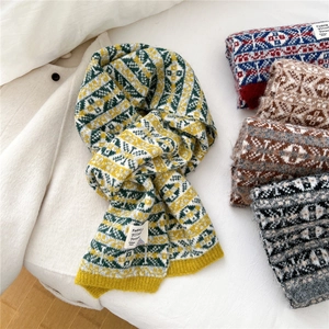 Longue écharpe en maille pour femme avec motifs jacquard géométriques et bords côtelés chaud
