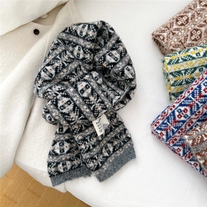 Détail d'écharpe d'hiver en tricot avec motifs géométriques rétro et variantes de couleurs