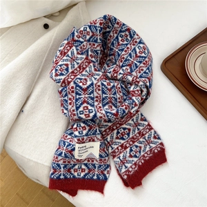 Détail macro de l'écharpe en maille jacquard rouge et bleu avec étiquette Chinese Style