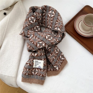Détail d'écharpe en tricot nordique avec texture douce et étiquette de marque cousue