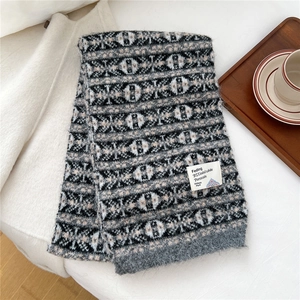 Gros plan de l'écharpe en maille à motif géométrique avec texture douce et étiquette