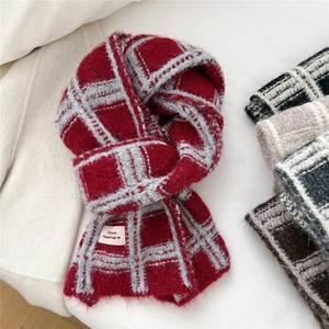 Sciarpa invernale in maglia a quadri rossi e grigi con morbida trama in mohair