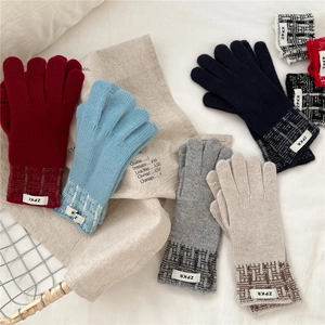 Gants d'hiver en tricot de couleurs variées avec étiquette tissée minimaliste pour femme