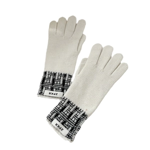 Gants en tricot crème avec poignets à motifs géométriques et étiquette de marque