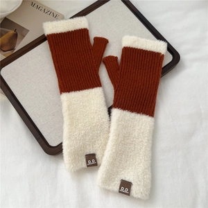 Dettaglio di guanti in maglia color-block con bordo in sherpa e toppa in pelle