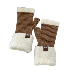Guanti invernali in maglia senza dita bicolore marrone e bianco con bordo in peluche