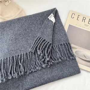 Detail view of 100% wool dark grey scarf with fringe edges and 100x200cm size label