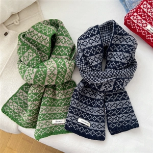 Dual-color 100% wool knitted scarf in green and blue jacquard patterns for winter warmth