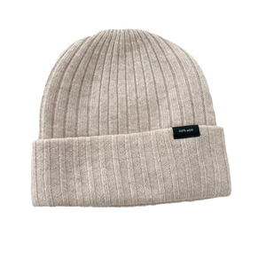 Berretto in lana beige a costine con risvolto ed etichetta nera in tessuto 100% lana