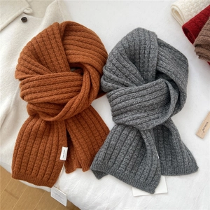 Sciarpe in lana a maglia grossa a coste in rosso ruggine e grigio scuro per l'inverno