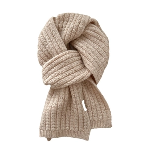 Sciarpa classica in lana lavorata a maglia per l'inverno con calda trama a coste beige