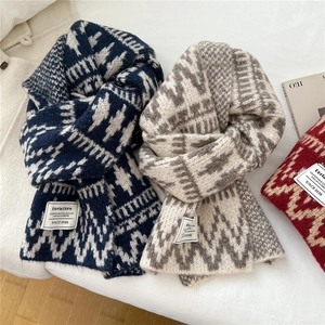 Thick geometric knit scarf in navy, beige and red with vintage wave pattern